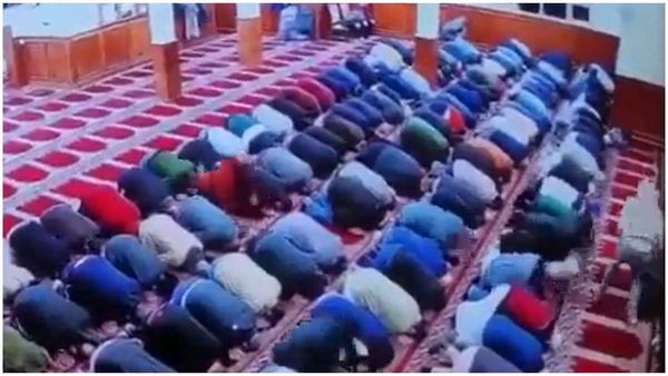 Video : మసీదులో ప్రార్ధనలు చేయిస్తున్న ఇమామ్ పై హఠాత్తుగా దాడి...