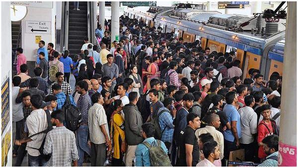 Hyderabad Metro: హైదరాబాద్ మెట్రో రైళ్లలో పెరిగిన రద్దీ.. ప్రయాణికులతో నిండిపోయిన స్టేషన్లు..