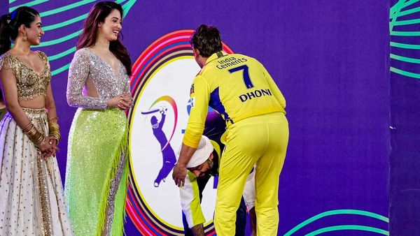 నువ్వు దేవుడివి సామీ: ధోనీ కాళ్లు మొక్కిన సింగర్.. సీన్ హైలైట్