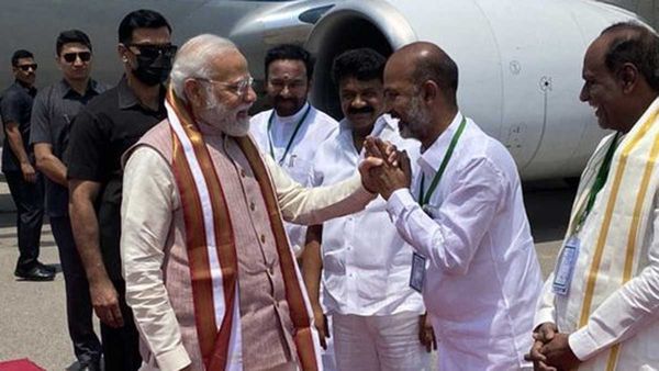 పీఎం మోడీ బండి సంజయ్ మధ్య ఎయిర్ పోర్టులో ఆసక్తికర సన్నివేశం