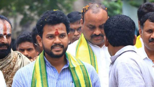 బాబాయ్ - అబ్బాయ్ మధ్య కొత్త రాజకీయం : చంద్రబాబు ఆప్షన్ ఏంటి..!!