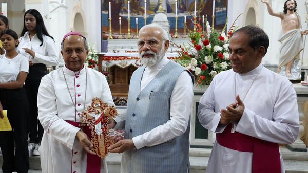ఈస్టర్ ప్రత్యేక ప్రార్థనల్లో మోదీ- ఆ చర్చికి ఓ ప్రధాని వెళ్లడం ఇదే తొలిసారి