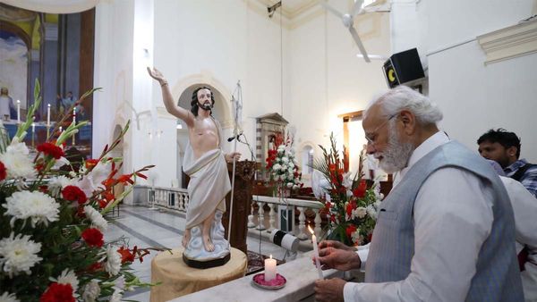 ఓ హిందువై ఉండి..: చర్చిలో మోదీ ఈస్టర్ ప్రార్థనలపై దుమారం