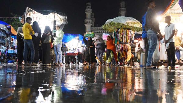 Hyderabad: పట్నంలో మళ్లీ వర్షం.. పిడుగుపాటుతో కాలిపోయిన కొబ్బరి చెట్టు..