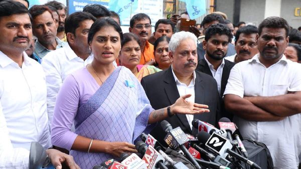 ఆడ పోలీసులు దారుణంగా ప్రవర్తించారు.!ఆడఈడ నొక్కే ప్రయత్నం చేసారు.!అందుకే తోసానన్న షర్మిళ.!