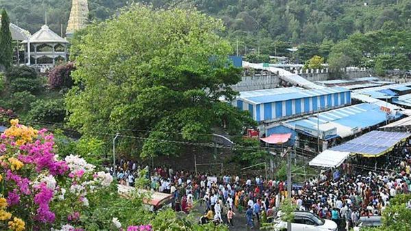 అప్పన్న చందనోత్సవంలో గందరగోళం- స్వరూపానంద ఆగ్రహం, మంత్రి సీరియస్..!!