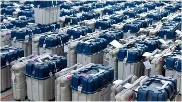 Dharmapuri: ధర్మపురి స్ట్రాంగ్ రూమ్ తలుపులు పగలగొట్టిన అధికారులు.. హైకోర్టు తీర్పుపై సర్వత్రా ఉత్కంఠ..