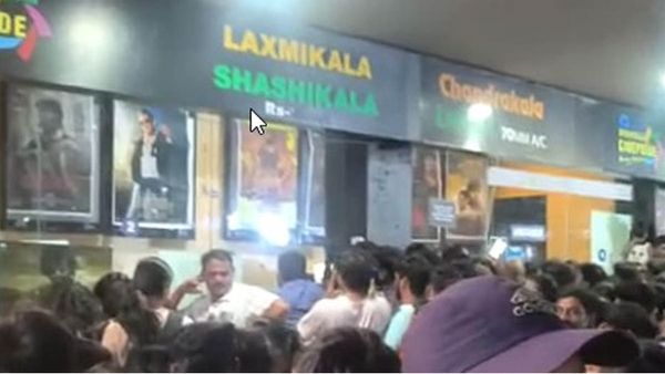 ‘విరూపాక్ష’ సినిమా ఆలస్యం: సిటీలో సినిమా థియేటర్‌పై ప్రేక్షకుల దాడి, ధ్వంసం