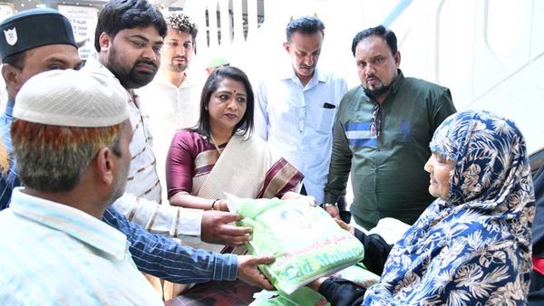 నిరుపేద మైనారిటీలకు చేయూత.!రంజాన్ తోఫాలను అందజేసిన మేయర్ విజయలక్ష్మి.!