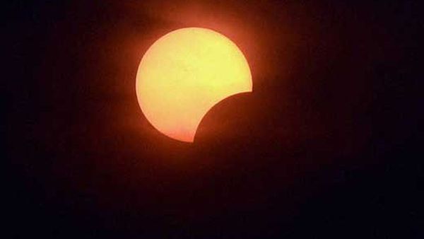 సూర్యగ్రహణం వల్ల ఈ రాశులవారికి తీవ్ర కష్టాలు?