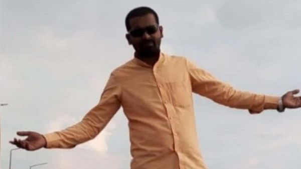 క్రికెట్ ఆడుతూ కుప్పకూలిన యువకుడు: గుండెపోటుతో క్షణాల్లోనే మృతి