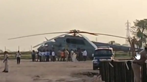 బురదలో చిక్కుకున్న ప్రధాని నరేంద్ర మోడీ హెలికాప్టర్ (వీడియో)