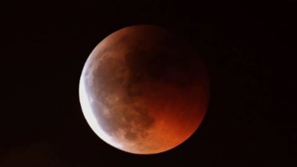 ప్రపంచ వ్యాప్తంగా అబ్బురపర్చిన తొలి పెనుంబ్రల్ చంద్రగ్రహణం దృశ్యాలు