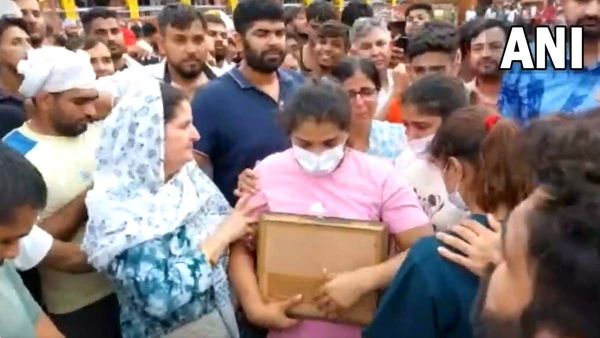 కన్నీటిపర్యంతమైన రెజ్లర్లు: గంగలో వేసేందుకు పతకాలతో హరిద్వార్‌కు చేరుకున్న యోధులు