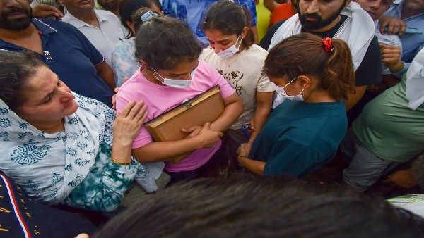 భారత రెజ్లర్లకు వరల్డ్ రెజ్లింగ్ మద్దతు: రెజ్లింగ్ ఫెడరేషన్ ఆఫ్ ఇండియాపై వేటుకు హెచ్చరిక