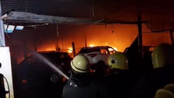 ఎల్బీనగర్‌లో భారీ అగ్ని ప్రమాదం: గ్యారేజీలోని 20 కార్లు దగ్ధం