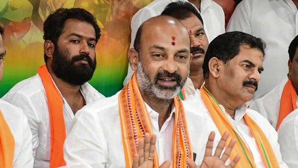 బీజేపీలో టికెట్లు వారికే.. అసంతృప్త నేతలకు బండి సంజయ్ షాక్!!