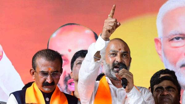 హోదా లేకుండా అడ్మిషన్లా? కేసీఆర్ సర్కార్ విధానాలపై బండి సంజయ్ ఫైర్.!