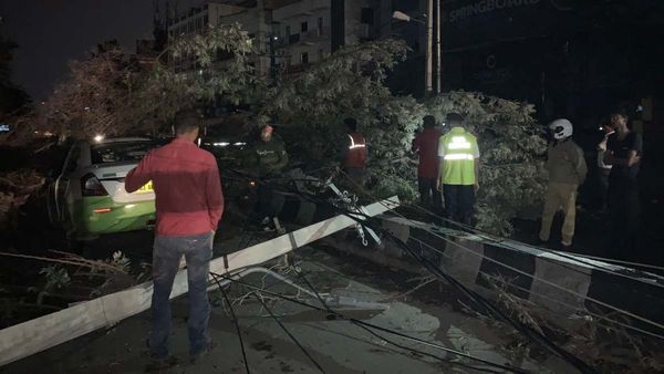 బెంగళూరులో కుప్పకూలుతున్న విద్యుత్ స్థంభాలు, కాలిపోతున్న ట్రాన్స్ ఫార్మర్లు !