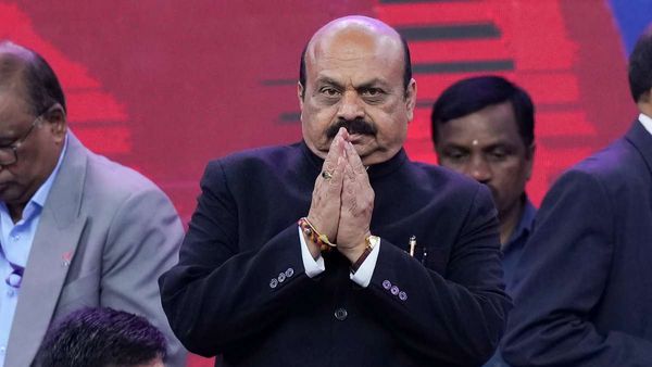 కర్ణాటక సీఎం బొమ్మైకు షాక్; హైదరాబాద్లో వారికి హోటల్స్ బుక్; క్యాంప్ రాజకీయాలు షురూ!!