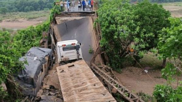వీడియో: కుప్పకూలిన ఇచ్ఛాపురం వంతెన