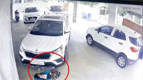 విషాదం: నిద్రిస్తున్న చిన్నారిపైనుంచి వెళ్లిన కారు, పసిపాప మృతి