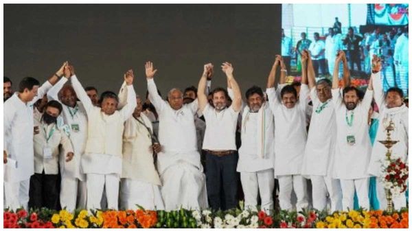 ఆలులేదు సూలులేదు కొడుకు పేరు సోమలింగం అనట్లు, సీఎం సీటు కోసం పోటీ !