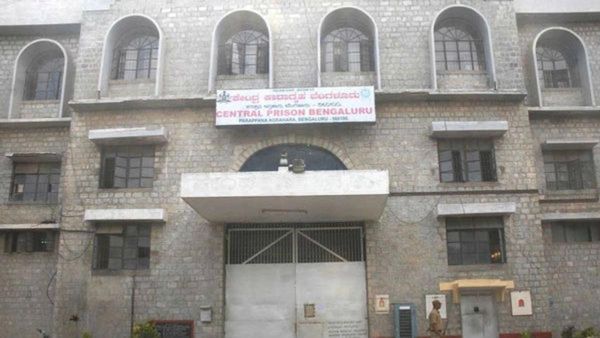 రూ. కోట్లలో లంచం తీసుకుని జైల్లో శశికళకు రాచమర్యాదలు, కేసులో ట్విస్ట్, అధికారులు !