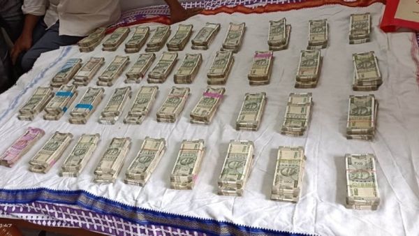 కేంద్ర ప్రభుత్వ ఉద్యోగి ఇంట్లో రూ. 20 కోట్ల క్యాష్, గుప్తా చీటీ చింపేసిన సీబీఐ, గోల్డ్ !