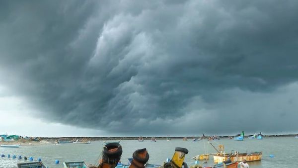 తెలుగు రాష్ట్రాలపై తుఫాన్‌ ఎఫెక్ట్ - ఈ జిల్లాల్లో అప్రమత్తం..!!