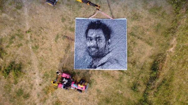 ధోనీపై థ్రెడ్ ఆర్ట్- లార్జెస్ట్ ఫొటో ఫ్రేమ్: తెలుగోడి అభిమానం మరి..!!