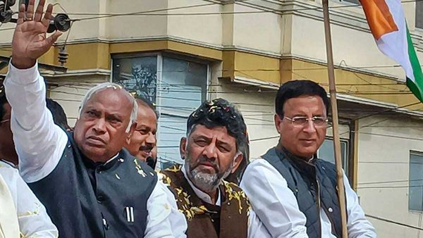 సీక్రేట్ డీల్, మల్లికార్జున ఖార్గేని పర్సనల్ గా కలిసిన డీకేశీ, తమ్ముడితో, సీఎం సీటు!