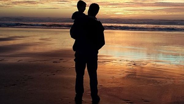 కన్న కొడుకునే అమ్మేసిన కసాయి తండ్రి; తల్లి ఊరుకుంటుందా!!