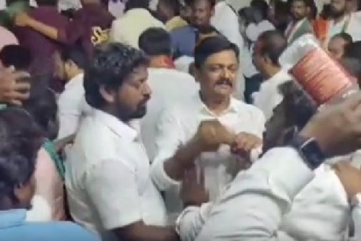 కాంగ్రెస్ లో వర్గపోరు: చొక్కాలు చింపుకుని, చెప్పులతో కొట్టుకున్న కార్యకర్తలు.. కారణమిదే!!