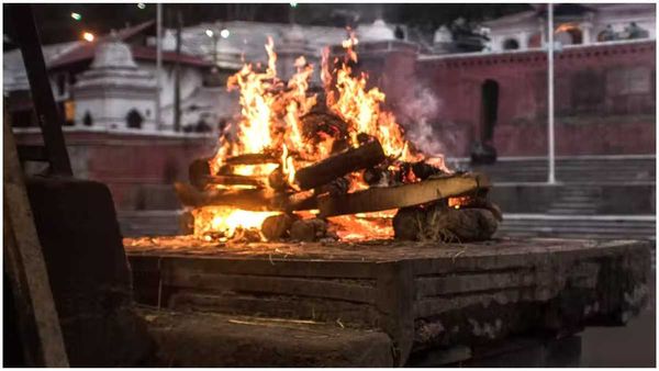 తండ్రిని పంచుకున్న కొడుకులు.. చితి పేర్చుకుని, నిప్పంటించుకుని తండ్రి ఆత్మహత్య!!