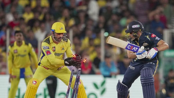 వీడియో: చిరుత వేగం.. ధోనీ సొంతం: 300 ల్యాండ్ మార్క్- అదేంటో తెలుసా..?!