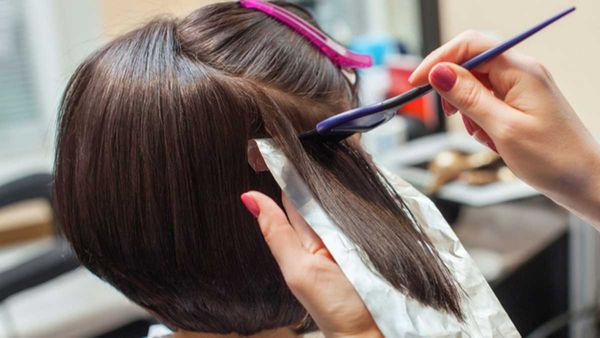 హెయిర్ డై వేసుకునే వారికి చర్మంపై మచ్చలు.. పోవటానికి చిట్కాలివే!!