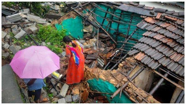 బెంగళూరులో భారీ వర్షాలు, కుప్పకూలిన ఇండ్లు, అపార్ట్ మెంట్ లో కార్లు !