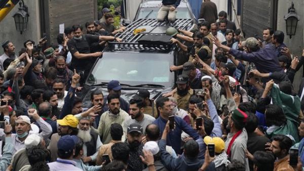 ఇమ్రాన్ ఖాన్ ఇంట్లో 40 మంది తీవ్రవాదులు ? ముట్టడించిన పోలీసులు