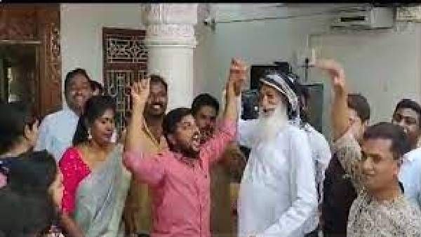 కొడుకు పుట్టినరోజున స్టెప్పులేసిన జేసీ ప్రభాకర్ రెడ్డి; సెటైర్లు వేసిన కేతిరెడ్డి పెద్దారెడ్డి!!