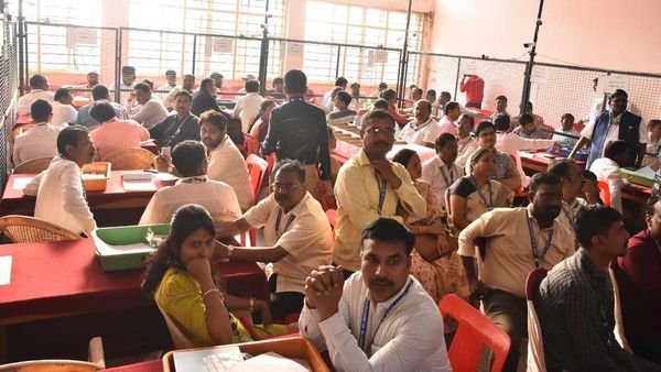 కర్ణాటకలో మొదలైన కౌంటింగ్.. పోస్టల్ బ్యాలెట్ ఓట్లలో కాంగ్రెస్, బీజేపీ పోటాపోటీ; మొదలైన సందడి!!