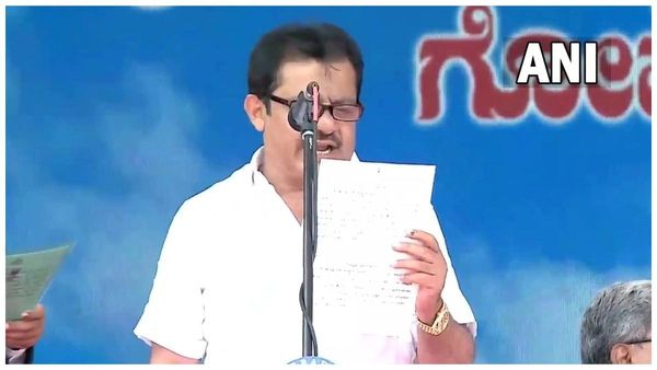 సీఎం, డీకేతో సహ అందరూ కన్నడలో ప్రమాణస్వీకారం చేస్తే జమీర్ ఎలా చేశారంటే !