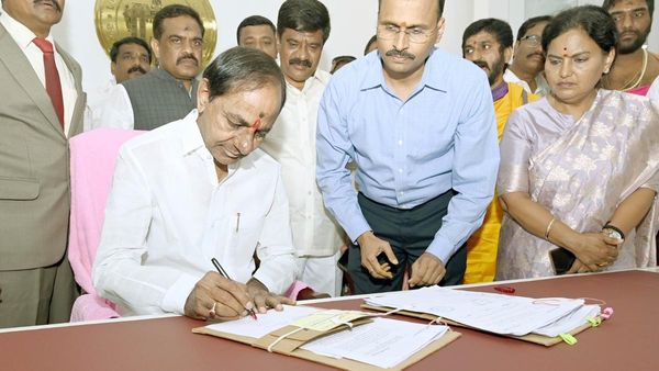 సీఎం కేసీఆర్ ఆ ఒక్క సంతకం - ఉద్యోగుల జీవితాల్లో కొత్త మలుపు..!!