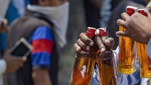 మందుబాబులకు గుడ్‌న్యూస్: మద్యం ధరలు తగ్గించిన ప్రభుత్వం, బీర్‌పై మాత్రం!