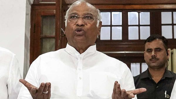 ఖర్గే, ఆయన కుమారుడి హత్యకు కుట్ర: బీజేపీ అభ్యర్థికి డీల్: ఆడియో క్లిప్