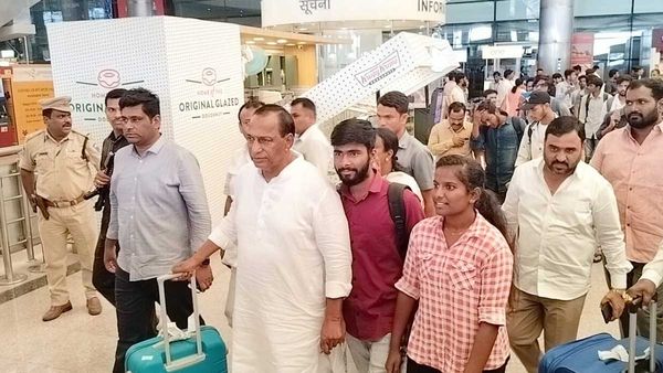 Manipur: మణిపూర్ నుంచి హైదరాబాద్‍కు చేరుకున్న తెలంగాణ, ఏపీ విద్యార్థులు..