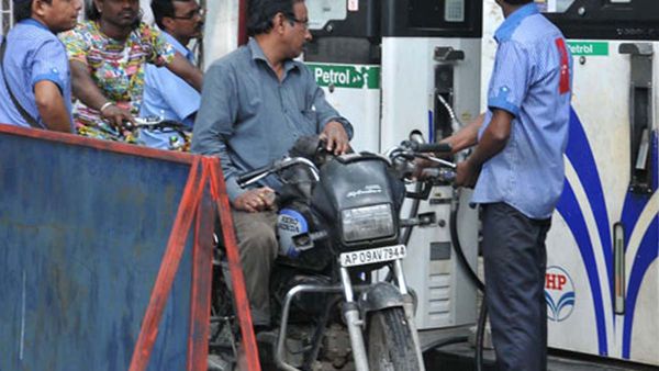 Petrol Pumps: హైదరాబాదు పెట్రోల్ బంకుల్లో కస్టమర్ల ఇబ్బందులు..ఎందుకంటే..?