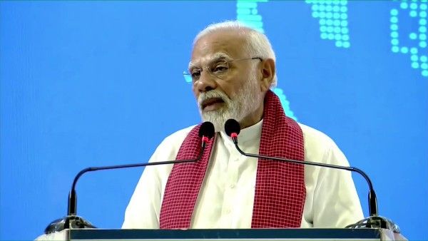 మోదీకి మైక్ ఇవ్వకుండా బీజేపీ లీడర్ తిక్కచేష్టలు, మోదీ ఫీలింగ్స్ చూడండి !