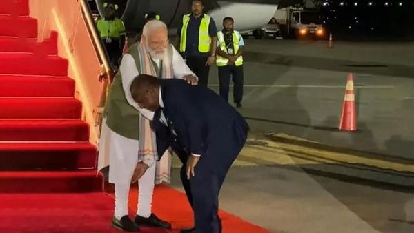మోదీ కాళ్లు మొక్కిన పపువా ప్రధాని