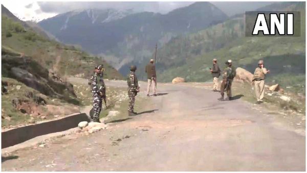 ఉగ్ర ఘాతుకం: బాంబు దాడిలో ఐదుగురు సైనికులు మృతి, ఒకరికి తీవ్రగాయాలు